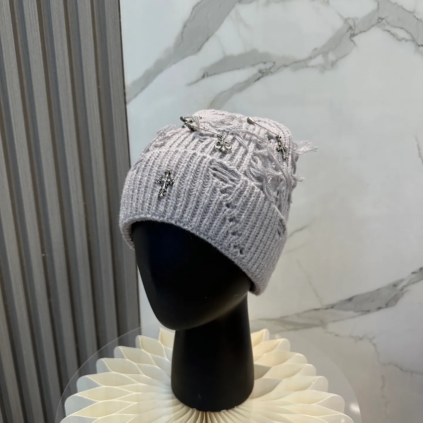 P60 🤍Chrome hearts new autumn and winter cross knitted hat🧶 One of the must-have hats in autumn and winter~ It really looks good on whoever wears it~, it is also a perfect match in black and white and gray in autumn~